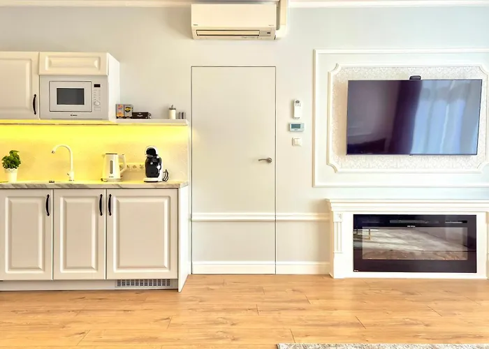 מלון דירות Main Square 4*